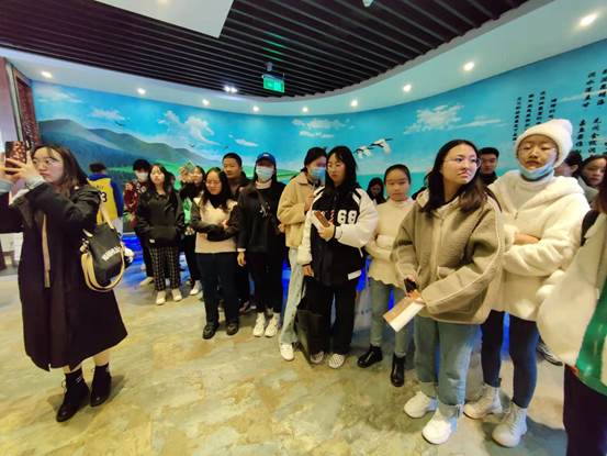 一群人站在一起描述已自动生成