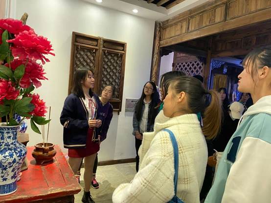 一群人在房间里低可信度描述已自动生成