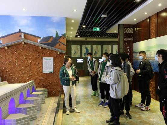 说明: C:\Users\ZZ\Desktop\青苗国际学校学生\微信图片_20210421135001.jpg