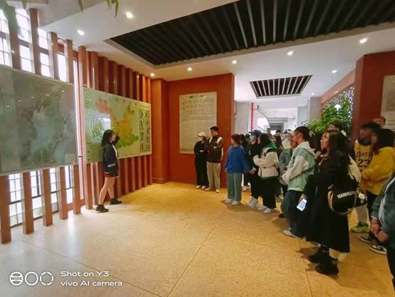 小孩们在房间里低可信度描述已自动生成