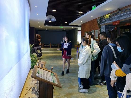 一群人站在建筑的摆设布局描述已自动生成