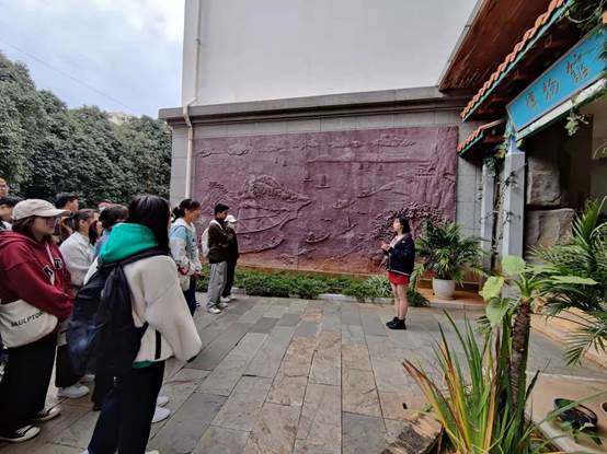 一群人在街道上行走描述已自动生成