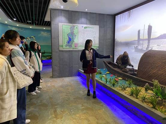 一群人站在室内低可信度描述已自动生成