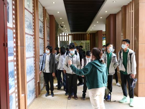 说明: C:\Users\ZZ\Desktop\青苗国际学校学生\微信图片_20210421134953.jpg