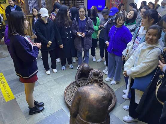 一群人站在大象雕塑描述已自动生成